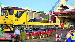 Eine Siemens-Elektrolok wird mit Hilfe eines Jack-up-Trailers ins Schiff gerollt, um sie auf den Transportvorrichtungen zu verzurren.Bild: WWL (Archiv: Vogel Business Media)