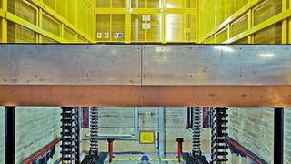 Der nicht belastete, passive Kettenteil kann platzsparend gespeichert oder in ungenutzte Räume umgelenkt werden. Dadurch eröffnen sich ganz neue Gestaltungsmöglichkeiten. (Serapid)