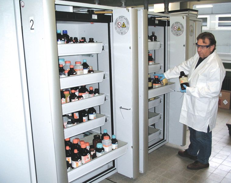 Abb. 3: Sicherheitsschrank mit Falttüren zur Lagerung entzündbarer Flüssigkeiten. Auch wenn es im Betrieb brennt, werden die Gefahrstoffe im Inneren sicher bewahrt.  (Bild: Asecos)