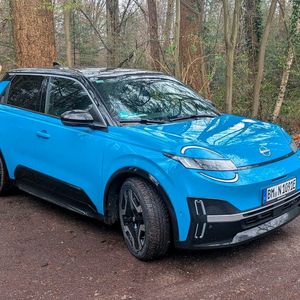 Die Front hebt sich deutlich vom Zwillingsmodell R5 ab. (Bild:  Simon – VCG)