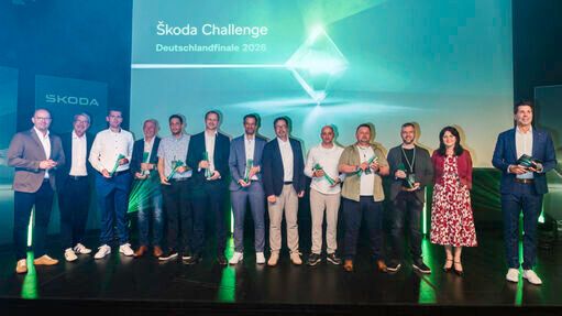 Beim Deutschlandfinale der Skoda Challenge 2026 zeichnete Frank Barwasser, Sprecher der Geschäftsführung von Škoda Auto Deutschland (8. v.l.) die Sieger der acht Kategorien aus. (Bild: Skoda Auto Deutschland)
