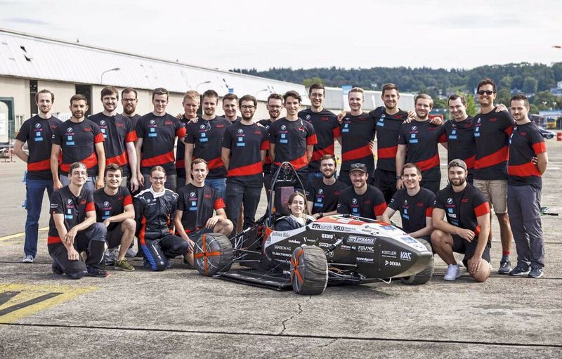 Die Freude im Akademischen Motorsportverein Zürich (AMZ) ist enorm: Fast ein Jahr lang haben die Studierenden der ETH Zürich und der Hochschule Luzern in jeder freien Minute an ihrem Elektrofahrzeug „mythen“ gearbeitet. (Bild: Alessandro Della Bella / ETH Zürich)