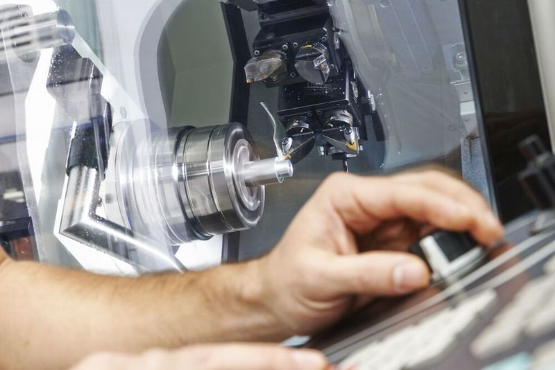 Die CNC-Steuerung einer von einem Stromausfall unterbrochenen Werkzeugmaschine muss – im besten Fall nur – wieder hochgefahren werden, bevor es weitergehen kann. (ASD Automatic Storage Device )