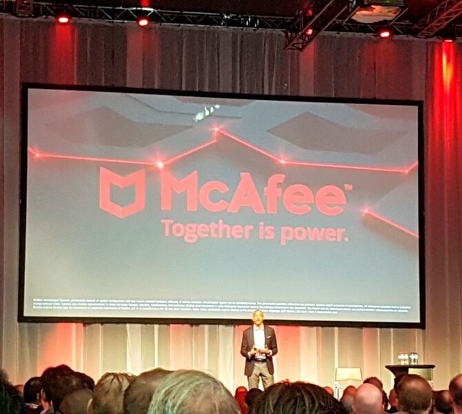 „Together is Power“ durchzog als Leitgedanke den EMEA Mpower Cybersecurity Summit in Amsterdam, den Chris Young, CEO von McAfee, eröffnete. (Oliver Schonschek, Vogel IT-Medien)