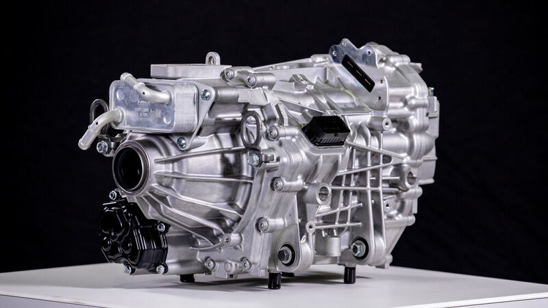 Der „Ford Performance Eluminator electric crate“-Motor stammt aus dem 2021er Mustang Mach E GT. Er ist 570 mm lang, wiegt 93 kg und bietet ein Spitzendrehmoment von 430 Nm. Die maximale Drehzahl beträgt 13.800 min-1 und die intergrierte Getriebeübersetzung 9,05:1. (Ford)