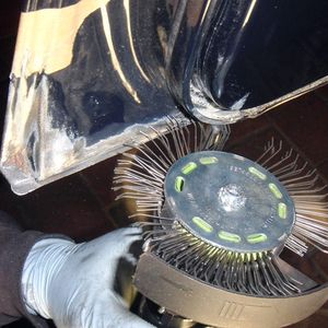 Das handliche Format des Stabblasters eignet sich gut für die Bearbeitung komplexer Formen. Das Gerät hinterlässt raue, aber metallisch blanke Oberflächen.(Foto:  Monti)