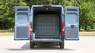 Die Neuzulassungen aller Transporter in Deutschland sind 2022 im Vergleich zum ohnehin niedrigen Niveau des Vorjahres noch mal um 9,1 Prozent gesunken auf 428.568 Einheiten. (Bild: Matteo Montaldo/Fiat Professional)