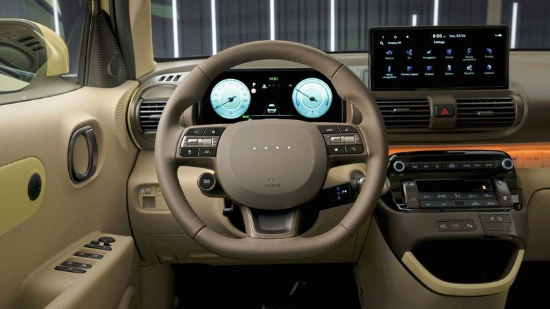 Neben zwei 10 Zoll großen Displays sind auch Schalter und Tasten an Bord, so dass sich digitale und analoge Elemente ergänzen. (Bild: Hyundai)