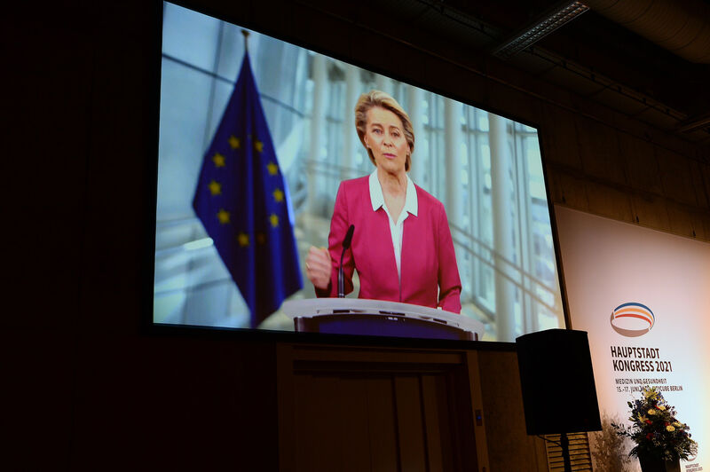 Dr. Ursula von der Leyen, Präsidentin der Europäischen Kommission, sendete eine Videobotschaft und plädierte für eine europäische Gesundheitsunion. Im Gegensatz zu anderen Ländern sei die EU hinsichtlich der Impfkampagne fair gewesen und habe fast so viele Impfstoffdosen für den Export „in den Rest der Welt genehmigt