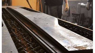 20 Millimeter starker Flachstahl S700MC, der nach einem Plasmazuschnitt gut sichtbar verzogen ist. (Bild: Vauquadrat)