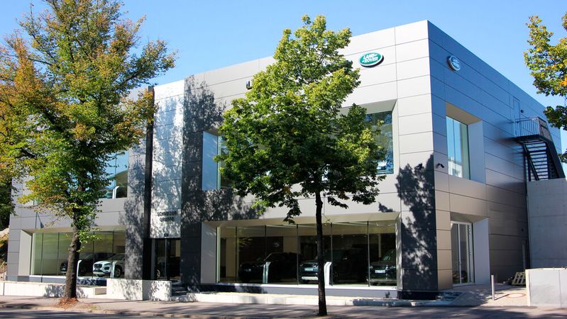 Der sächsische Mehrmarkenhändler Schneider ist mit seinem dreigeschossigen Neubau für Jaguar Land Rover in Chemnitz gestartet.(Bild:  Schneider-Gruppe)