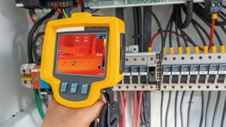 Berührungslos messen: Temperatursensoren können nicht überall angebracht werden. Eine Alternative ist das Messen nach dem pyrometrischen Prinzip. Jeder Körper emittiert Strahlung bei einer Temperatur über dem absoluten Nullpunkt. (Bild: © Kampan - stock.adobe.com)