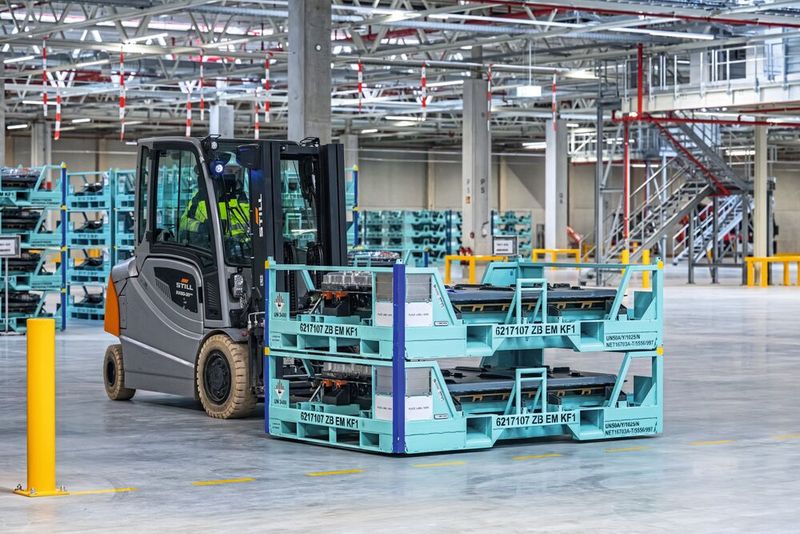 Montage der Hochvoltbatterien im BMW Group Werk Irlbach-Straßkirchen. (Bild: BMW AG)