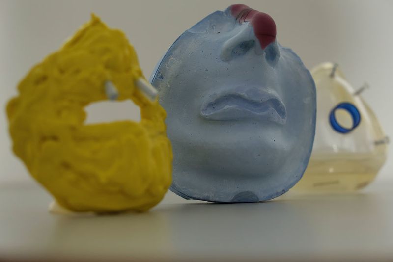 Beim bisherigen Produktionsverfahren wird mittels eines Silikonsabdrucks der Gesichtspartien ein Gipsabdruck erstellt, um die spätere Maske anzufertigen (v.l.). (Thilo Schmuelgen)