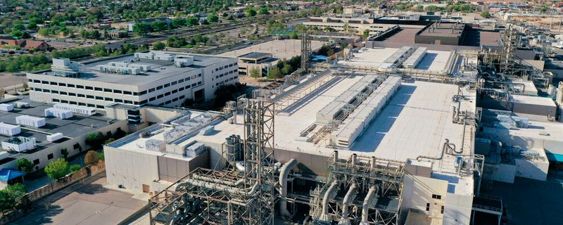 Gold der Neuzeit: Chipfabriken (hier Intels Fab in Rio Rancho) belegen riesige Areale, um zum Teil winzige ICs zu produzieren. Ohne diese läuft in unserer elektrifizierten Welt nur noch recht wenig. Gold der Neuzeit: Chipfabriken (hier Intels Fab in Rio Rancho) belegen riesige Areale, um zum Teil winzige ICs zu produzieren. Ohne diese läuft in unserer elektrifizierten Welt nur noch recht wenig.