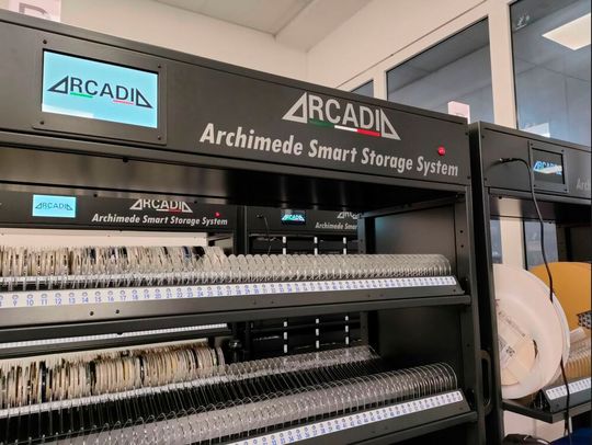 Kübler-Hightech-Beratung will den Blick auf ein smartes Lagersystem für SMD-Bauteile es italienischen Herstellers Arcadia lenken. Denn das sogenannten Archimede-Lagersystem braucht wenig Platz und sei relativ günstig. Hier einige Informationen darüber ... Kübler-Hightech-Beratung will den Blick auf ein smartes Lagersystem für SMD-Bauteile es italienischen Herstellers Arcadia lenken. Denn das sogenannten Archimede-Lagersystem braucht wenig Platz und sei relativ günstig. Hier einige Informationen darüber ...