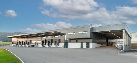 In seiner neuen Montage am Firmensitz in Schwaigern hat Söhner Kunststofftechnik die bisher getrennten Montagebereiche zentralisiert und seine Prozesse nachhaltig optimiert.(Bild:  Söhner)