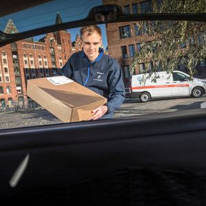 Gefunden: Der Liefery-Mitarbeiter bekommt kurzzeitig über den Kofferraum-Code Zugang zum Ziel-Smart.(Bild:  Daimler)