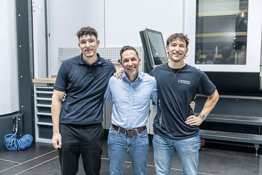 Die nächste Generation der Familie Lingenhöle steht bereit: Vater Klaus Lingenhöle (Mitte) freut sich, dass seine beiden Söhne Leon (links) und Jonas mit dem Start einer technischen Berufsausbildung ins Familienunternehmen einsteigen.(Bild:  Heller)