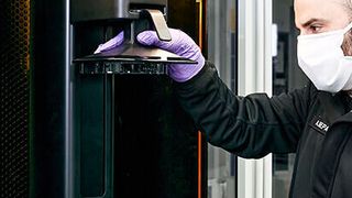 Bei Lamborghini werden die 3D-Drucker aktuell nicht für den Prototypenbau, sondern für die Produktion von Gesichtsschutz-Visieren aus Polycarbonat genutzt.  (Bild: Lamborghini)