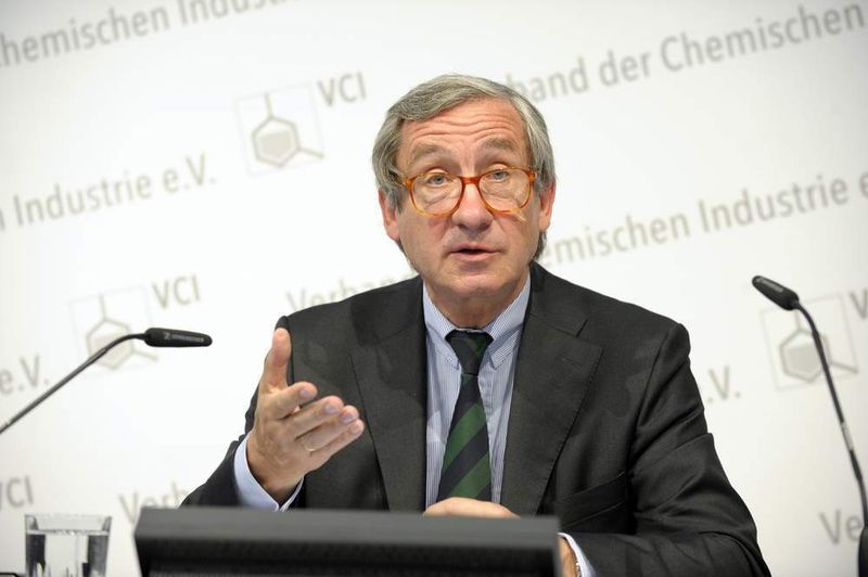 VCI-Präsident Prof. Dr. Ulrich Lehner: „Noch vor wenigen Jahren wären wir bei so widrigen Umständen wesentlich pessimistischer in eine Pressekonferenz gegangen. Heute können wir verkünden: Wir werden 2008 trotzdem 2,5 Prozent Wachstum haben und das ausgehend von einem hohem Niveau.“  (Bild: VCI)