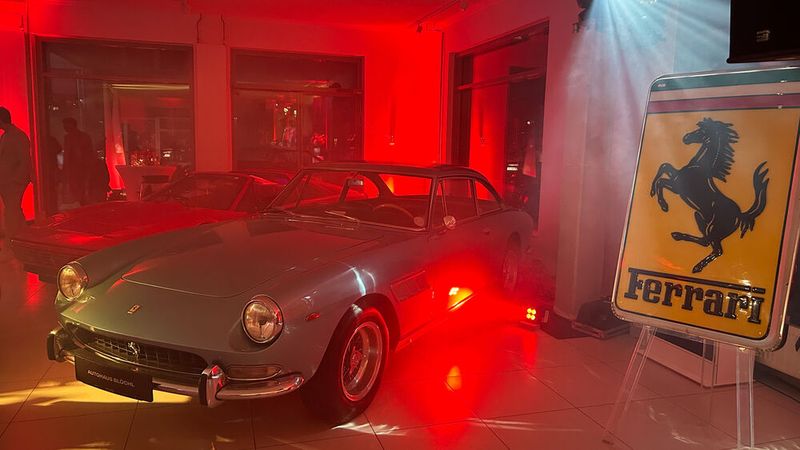 Mit diesem 330 GT 2+2 Serie 2 begann die praktische Ferrari-Leidenschaft von Josef Blöchl. Das zwischenzeitlich verkaufte Fahrzeug wurden vom Enkel Florian Geier zurückgekauft. Im Hintergrund ein 328 GTS. (Bild: Diehl – VCG)