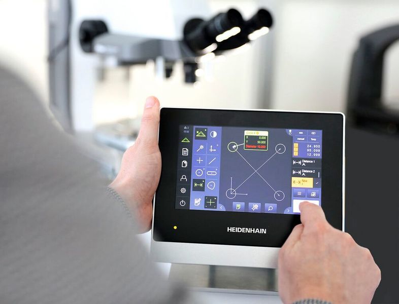 Dank der kontextsensitiven Anzeige von Funktionen und Elementen ist der kompakte 7-Zoll-Touchscreen übersichtlich und leicht zu bedienen (Heidenhain)