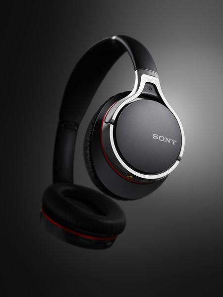 Der kabellose Kopfhörer MDR-10RBT von Sony überträgt Sound von Bluetooth-fähigen Smartphones, Tablets oder PCs. Noch einfacher haben es die Besitzer von NFC-fähigen Endgeräten. Sie brauchen nur den Kopfhörer im Erkennungsbereich an ihr mobiles Gerät zu halten und sofort wird eine kabellose Verbindung aufgebaut (Bild: Sony)