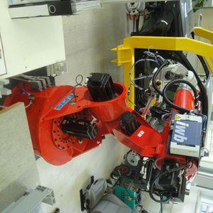 Roboterarm bei der Montage eines etwa 70 kg schweren Sitzes in ein Auto, so dass Arbeiter nicht durch diese Traglast und komplizierte Einfädelprozedur belastet werden.