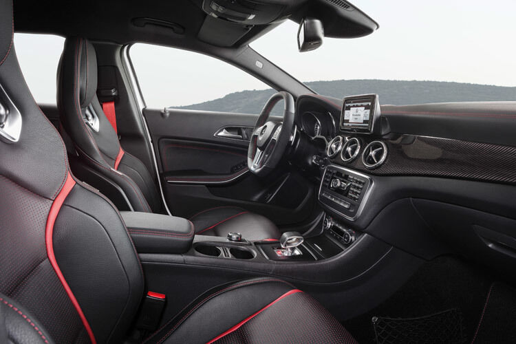 Innen weisen die Sportsitze mit roten Ziernähten und die roten Sicherheitsgurte darauf hin, dass man in einem AMG-Fahrzeug sitzt. (Foto: Daimler)