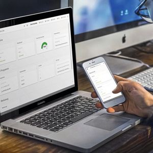 Mithilfe der Comara-appcom können Maschinen, Werkzeuge, Rohteile, Betriebsmittel aller Art und Messeinrichtungen miteinander kommunizieren, heißt es. Das Softwaresystem arbeitet laut Comara webbasiert, geräteunabhängig und informiert über diverse Apps darüber, was auf einer Maschine aktuell in der Praxis passiert. 
