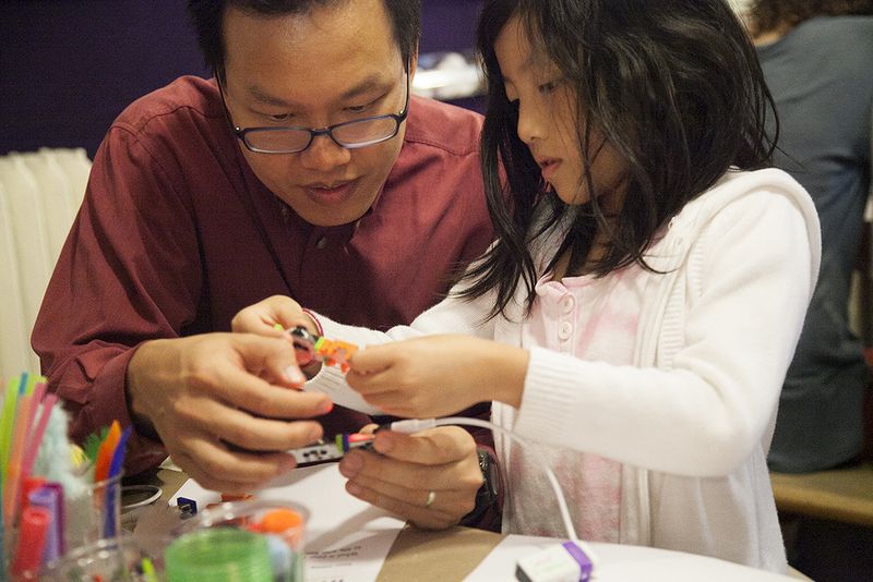 Hauptzielgruppe sind natürlich Kinder, aber die littleBits werden auch von Ingenieuren für Rapid Prototyping genutzt. (littleBits)