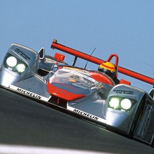 Frank Biela fährt bei den 24 Stunden von Le Mans 2000 den Audi R8 mit der Nummer 8, den er sich mit Emanuele Pirro und Tom Kristensen teilt. Es ist der erste von 13 Siegen von Audi in Le Mans und der erste von fünf für Biela, der am Ende seiner Karriere der erfolgreichste Deutsche in Le Mans sein wird.(Bild:  Audi)