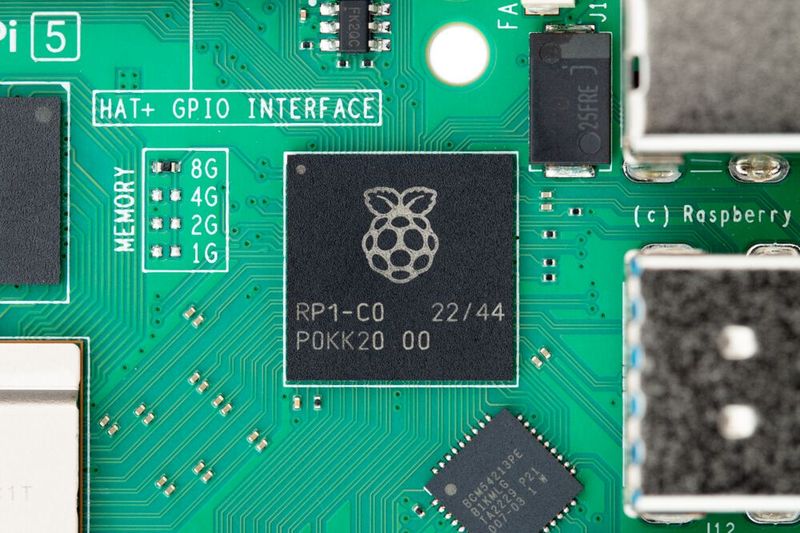 Der vom Raspberry-Pi-Foundation-Team selbstentwickelte RP1-Chip integriert wichtige Schnittstellen, darunter USB 2.0/3.0, Gigabit-Ethernet, MIPI, Analog-Video, Mehrzweck-E/A (GPIO) sowie UART, SPI, I2C, I2S und PWM. (Bild: Raspberry Pi Foundation)