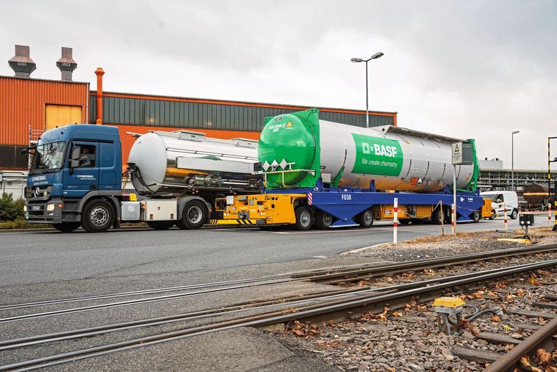 Beim Tankcontainerlager handelt es sich um ein vollautomatisches Freilager für flüssige Stoffe und flüssige Abfälle. Der Warenumschlag kann über AGV (Automated Guided Vehicle, im Bild vorne), Lkw und Bahn erfolgen. (Bild: BASF)