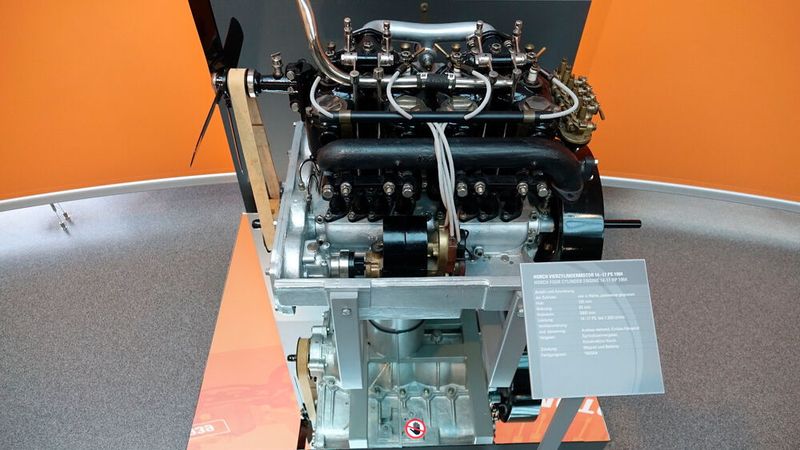 Für die damalige Zeit überaus modern: Der erste Horch-Vierzylinder 14-17 von 1914. Die Steuerung der hängenden Einlassventile erfolgt im Zylinderkopf. Motorenblock und Kolben bestehen bereits aus Aluminiumlegierungen. Ebenso fortschrittlich: eine Doppelzündung (Batterie und Magnet). (Bild: Dominsky – VCG)