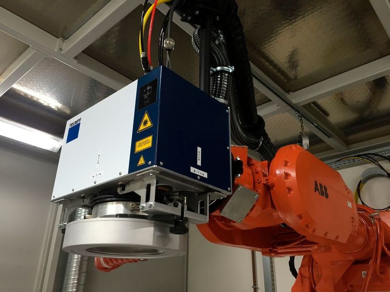 Bergmann & Steffens Laserzelle mit neuer Laserschweißoptik iPFO von Trumpf und neuem Bergmann-&-Steffen-Gebläse-Crossjet „Tornadoblade“. (Bergmann & Steffen)