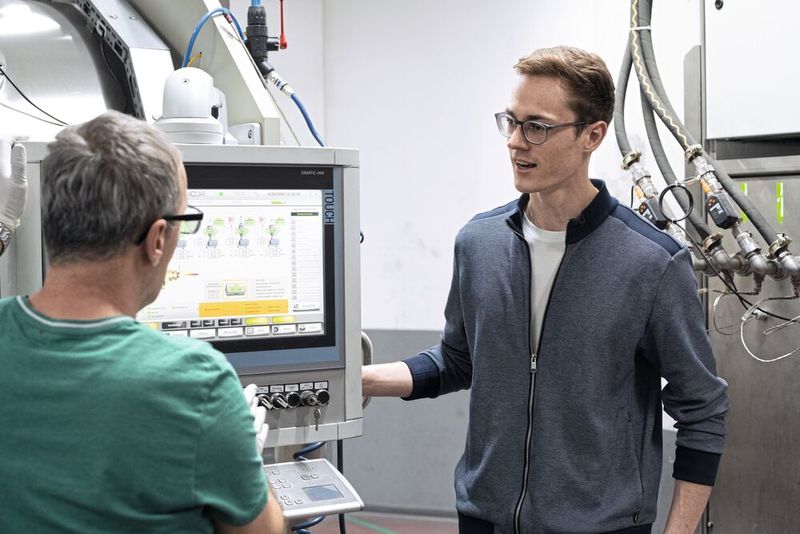 Joel Dude, Fertigungstechniker bei Smith & Nephew in Aarau (re.), im Gespräch mit einem Kollegen. (Bild: Carl Zeiss AG)