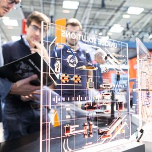 Auf der electronica zeigen rund 3500 Aussteller, wie aus einzelnen Komponenten integrierte, intelligente und sichere Komplettsysteme entstehen.(Bild:  Sebastian Resch/Messe München)