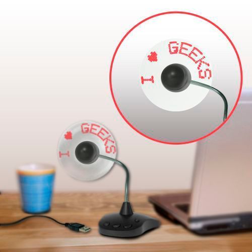Bei www.monsterzeug.de gibt es den USB-LED-Ventilator, bei dem man kleine Nachrichten einprogammieren kann, die dann auf den Rotorblättern angezeigt werden. Kostenpunkt: 19,95 Euro (www.monsterzeug.de)