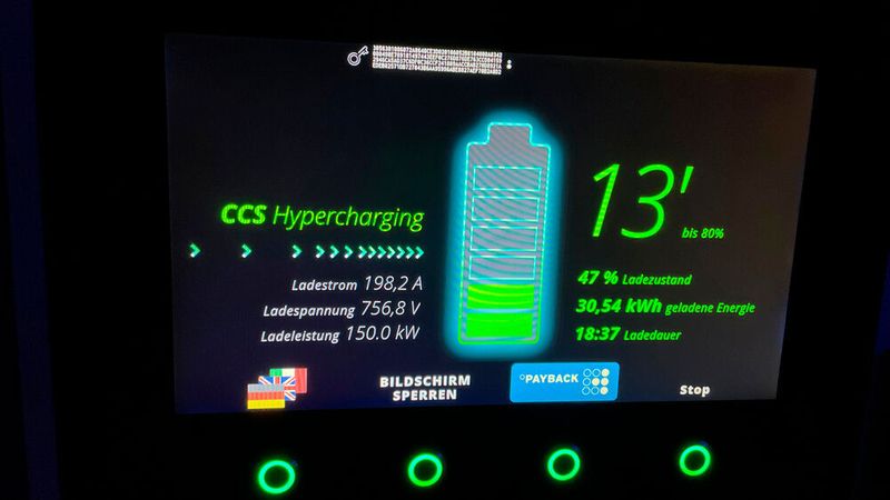 7. Das Ladeverhalten: Kia verspricht dank 800-Volt-Bordnetz bis zu 240 kW Ladeleistung beim EV6. Unser Testwagen blieb am 300-kW-Schnelllader deutlich darunter. Nachdem er sich für ein paar Minuten sogar nur mit rund 70 kW begnügte, stieg die Leistung schließlich kurzzeitig noch auf maximal 150 kW. In 26:14 Minuten lud der Test-EV6 schließlich 47,5 kWh nach. Statt der versprochenen 18 Minuten Ladezeit von 10 auf 80 Prozent Batteriestand, kamen wir in den gut 26 Minuten „nur“ von 16 Prozent auf gut 75 Prozent. Zur Ehrenrettung sei aber gesagt: Die Testladung fand an einem späten April-Abend mit Außentemperaturen rund um den Gefrierpunkt statt. Optimal waren die Voraussetzungen für das Auto also nicht. (Seyerlein/VCG)