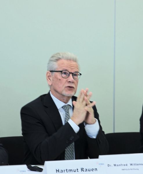 „Wir brauchen neue Qualifikations- und Kompetenzprofile in der Ingenieurausbildung. Die Hochschulen müssen mit dem technischen Fortschritt gehen und ihre Curricula rasch anpassen,“ betont Dr. Manfred Wittenstein, Vorsitzender des Aufsichtsrats der Firma Wittensteim und im Vorsitz des Kuratoriums der Impuls-Stiftung. (PROCESS)