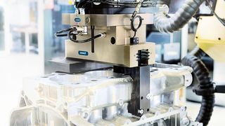 Aufgrund ihrer hohen Zuverlässigkeit haben sich die Universalgreifer Schunk PGN-plus unter anderem in der Automobilindustrie seit Jahren bewährt. Mit der neuen Generation baut Schunk die Stärken des Greifers noch weiter aus. (Schunk)