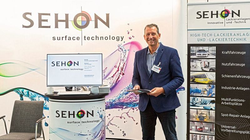 Lackieranlagen und Fahrzeugdesinfektion von Sehon: Tiemo Sehon informierte die Besucher persönlich über das Produktportfolio der Experten für Lackieranlagen und -technik. (RAINER WENGEL)