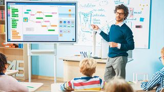 In Rheinland-Pfalz gibt es immer weniger Lehrkräfte, die Informatik unterrichten (© Gorodenkoff – stock.adobe.com)