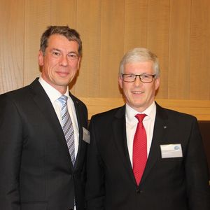 Erwarten steigenden Roboterabsatz: Manfred Stern (re.), President und COO der Yaskawa Europe GmbH, und Bruno Schnekenburger, President und Division Director der Robotics Division.