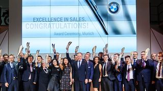 Aus den Händen von BMW-Vertriebsvorstand Ian Robertson erhielten 36 Händler den „Excellence in Sales Award“. (BMW)
