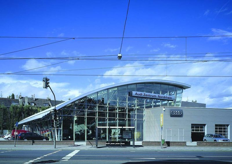 Gottfried Schultz, der sich als einer der größten Autohändler in Deutschland bezeichnet, zeigt auch mit seinem Audi-Zentrum Nordrhein in Düsseldorf Flagge.  (Foto: Gottfried Schultz)