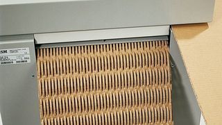 Der Karton-Shredder HSM ProfiPack 425 verwandelt sperrige, gebrauchte Kartonagen angelieferter Waren in kostenloses, universell einsetzbares und vor allem effektives Verpackungsmaterial. Bild: HSM (Archiv: Vogel Business Media)