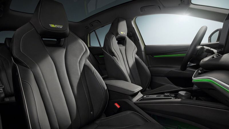 Der Innenraum ist Skoda-typisch gewohnt geräumig, sowohl vorne … (Skoda)